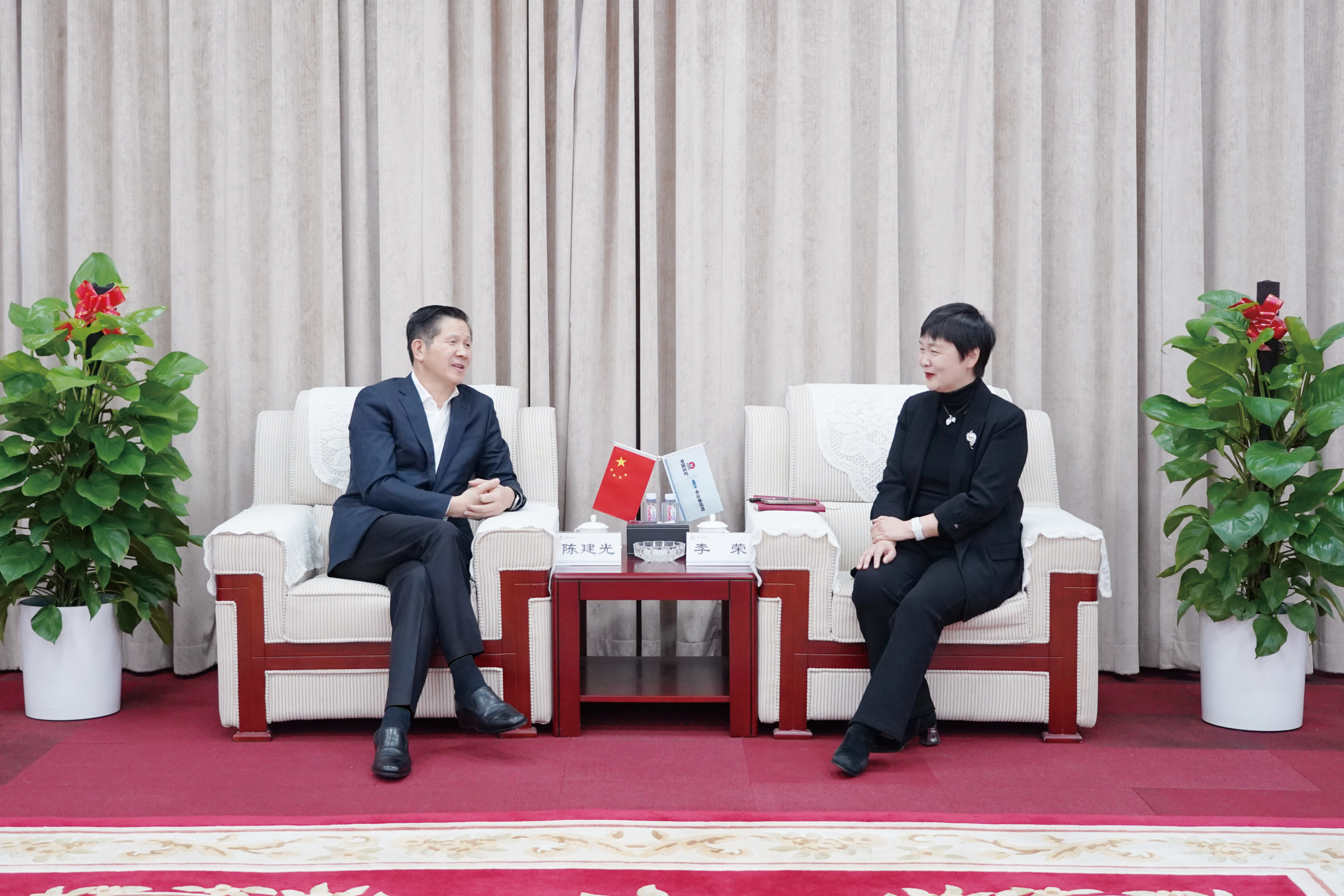 陈建光与统战联系对象谈心交流