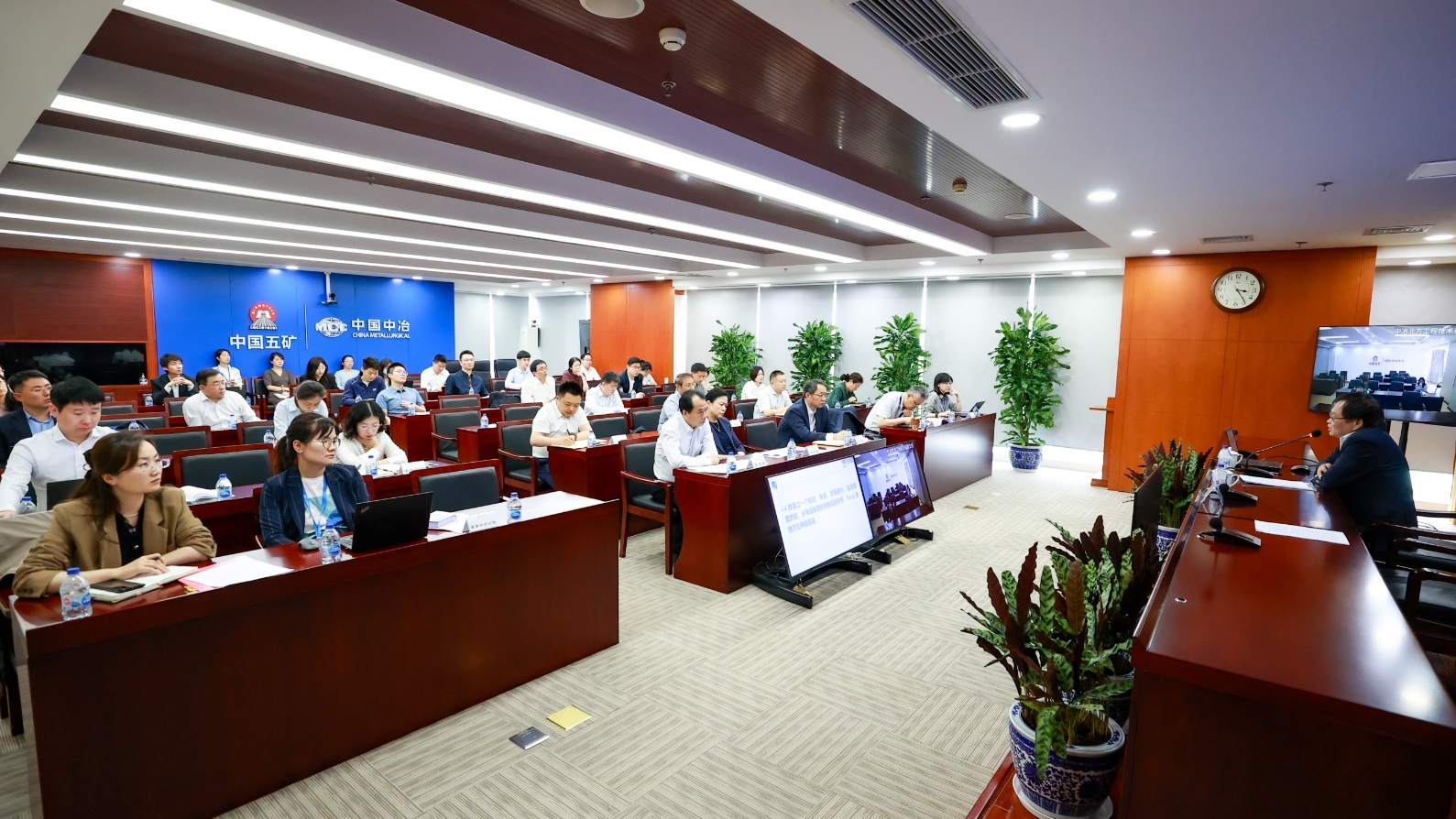 2、独立董事为公司财务系统授课