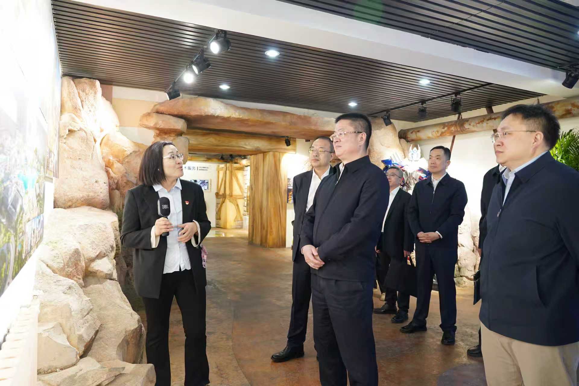 1-李仲泽参观中冶建研院文旅展厅